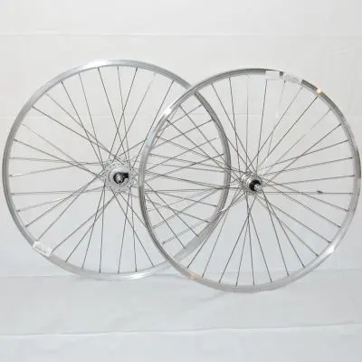 Laufradsatz 28 Zoll Hohlkammerfelge silber Nabendynamo / Schraubkranz Kettenschaltung Laufradsatz 28 Zoll Hohlkammerfelge silber Nabendynamo / Schraubkranz Kettenschaltung