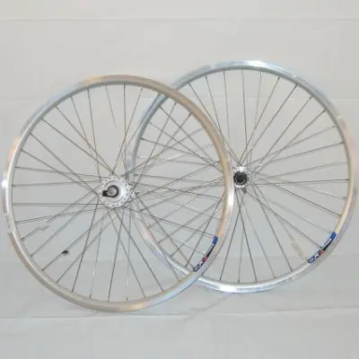 Laufradsatz 28 Zoll Hohlkammerfelge silber Nabendynamo / 8/9-fach Kassette Laufradsatz 28 Zoll Hohlkammerfelge silber Nabendynamo / 8/9-fach Kassette